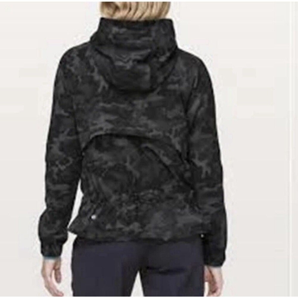 LULULEMON Women's Pack It Up Black Camo Jacket Sz 2 Vented Pockets Hooded - Picture 2 of 13